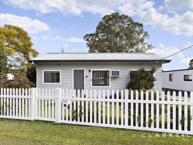 STYLISH LIVING IN A SOUGHT AFTER LAKE MACQUARIE LOCATION!