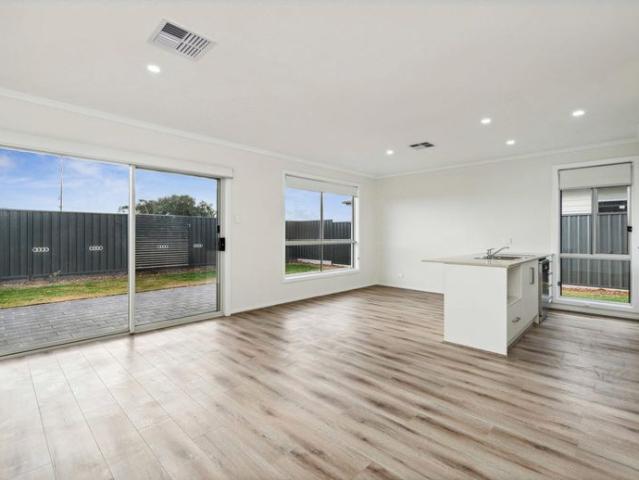 STYLISH LIVING IN ORLEANA WATERS