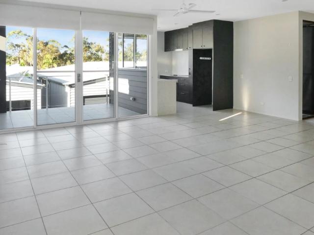 Stylish living Mountain Views Pet on application!