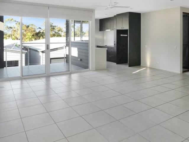 Stylish living Mountain Views Pet on application!