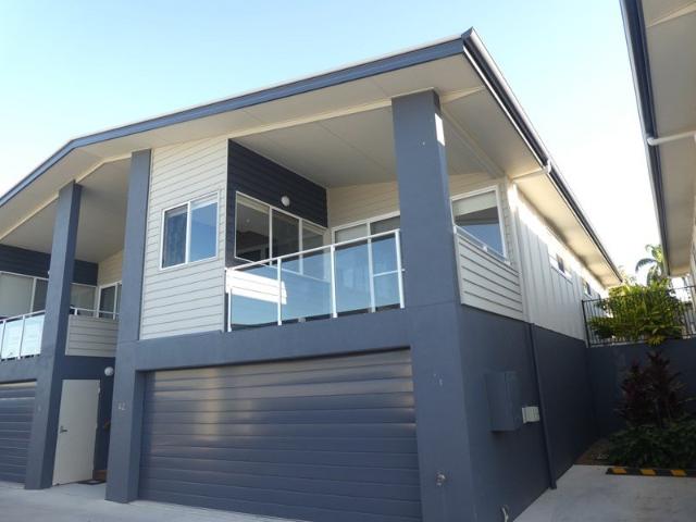 Stylish living Mountain Views Pet on application!