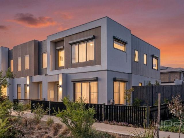 STYLISH LIVING OPPOSITE SCENIC RESERVE