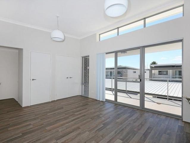STYLISH LOCK AND LEAVE LIVING IN A CONVENIENT MANDURAH LOCATION