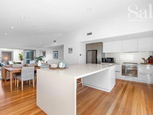Stylish lock and leave Torrens Title living in a prime Merewether pocket