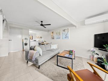 Stylish & Low Maintenance Townhouse in a Prime Springwood Location