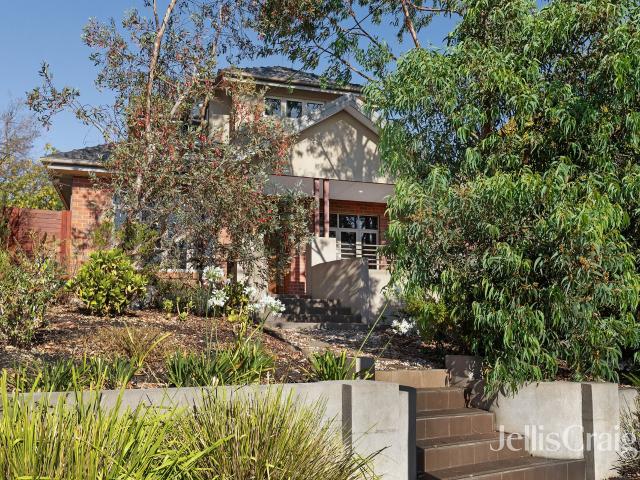 Stylish, Low Maintenance Townhouse in Prime Briar Hill Location