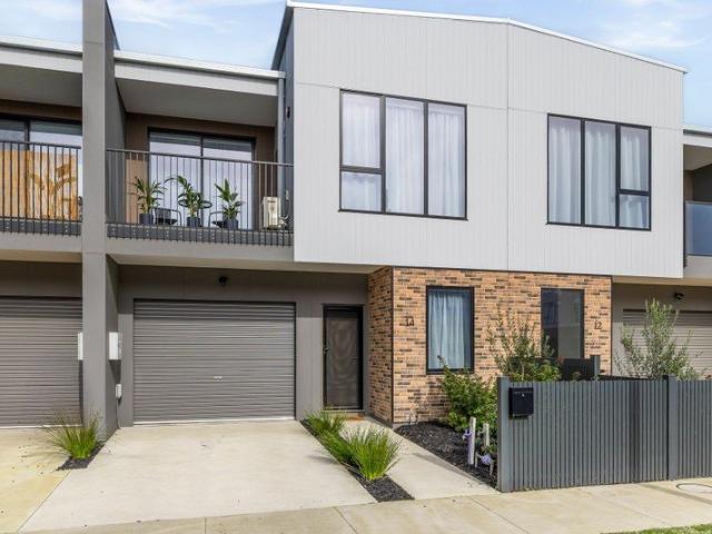 Stylish & Low Maintenance Townhouse in the Heart of Mt Duneed
