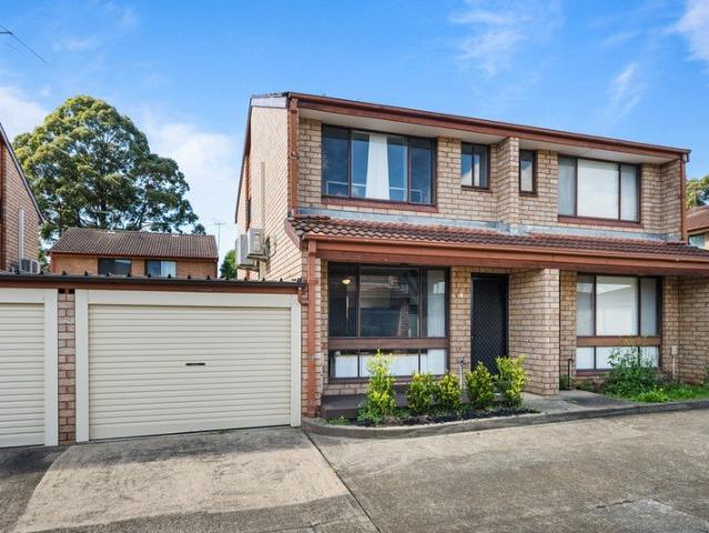 Stylish & Low Maintenance Townhouse Living in a Convenient Location