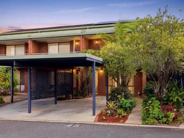 Stylish Low Maintenance Townhouse Resort Living in Springwood