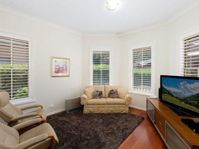 STYLISH, LOW MAINTENANCE VILLA WITH COURTYARD LIVING – LAWN MAINTENANCE INCLUDED