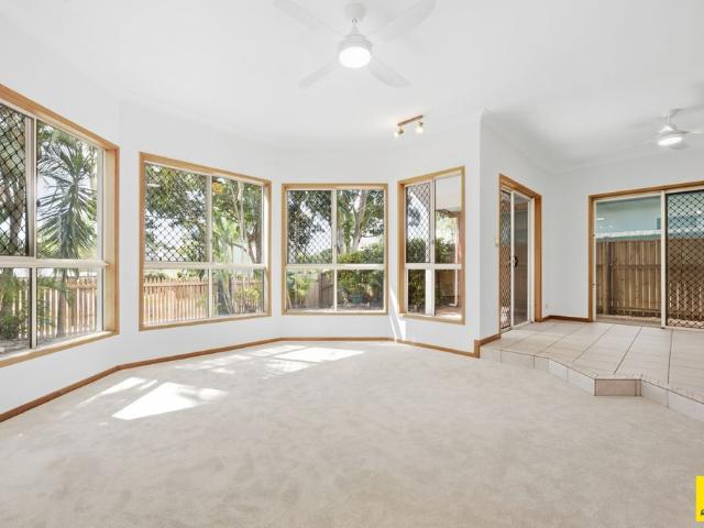 STYLISH LOW MAINTENANCE FAMILY HOME!