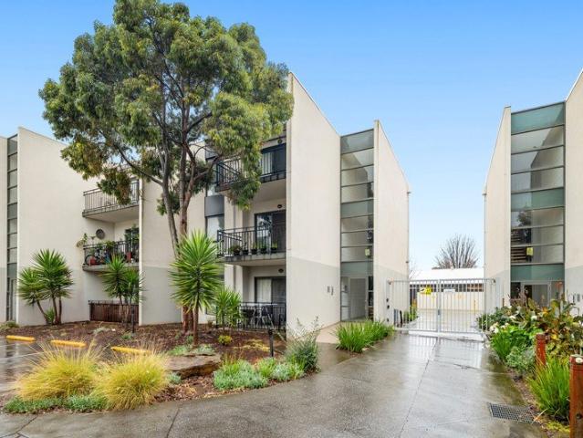 Stylish & Low maintenance living Close to All Amenities