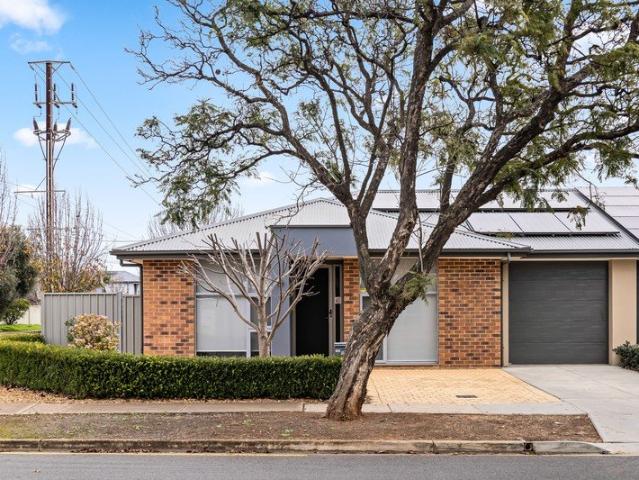 Stylish, low maintenance living in a convenient location