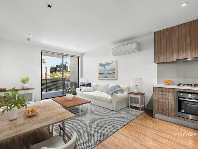 Stylish, Low Maintenance Living in a Prime Lifestyle Location