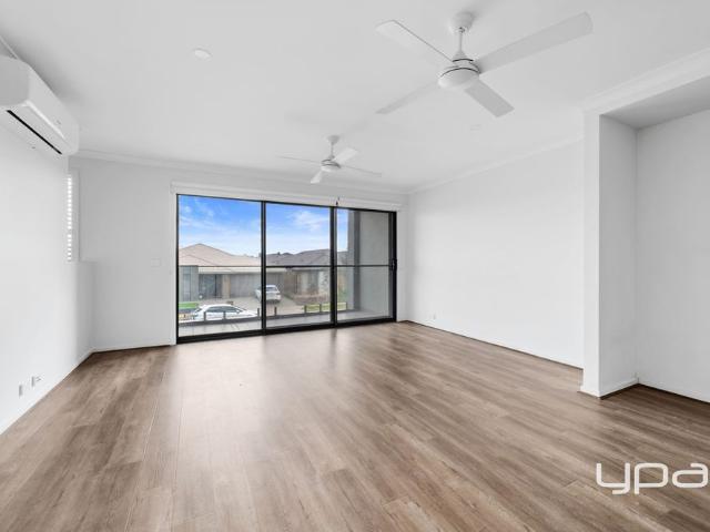 STYLISH, LOW MAINTENANCE LIVING IN BROOKFIELD
