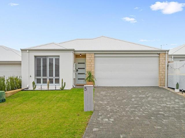Stylish, Low Maintenance Living in Lakelands