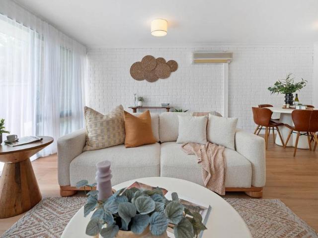 STYLISH, LOW MAINTENANCE LIVING IN LAKESIDE ESTATE