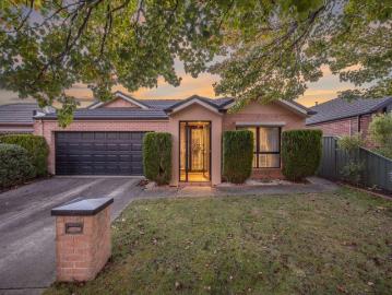 Stylish & Low Maintenance Living in Sought After Lake Gardens