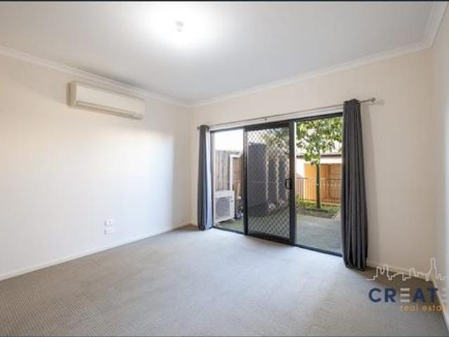 STYLISH & LOW MAINTENANCE LIVING IN PRIME SUNSHINE LOCATION
