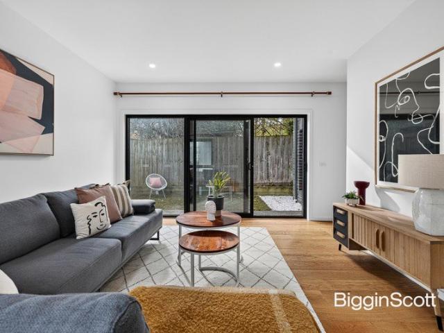 STYLISH LOW MAINTENANCE LIVING IN THE EAST DONCASTER SECONDARY COLLEGE ZONE!