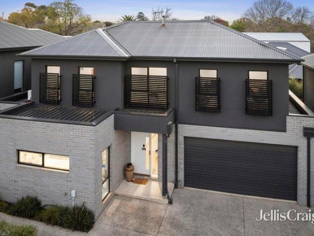 Stylish low maintenance living in the heart of Manifold Heights