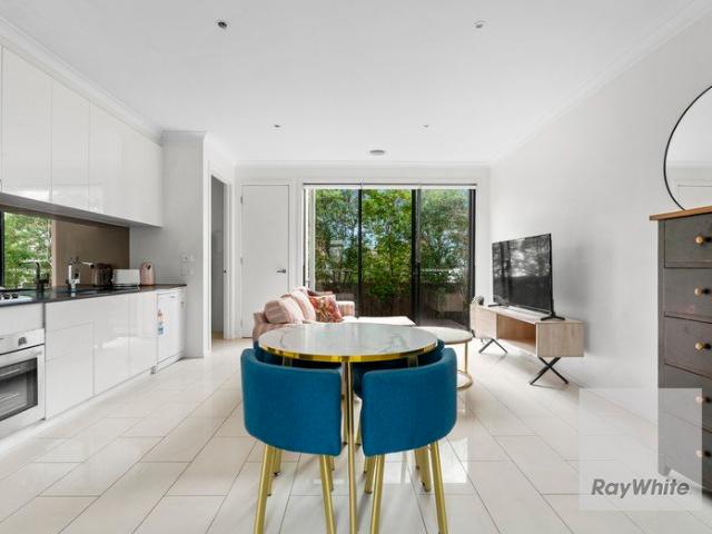 Stylish, Low Maintenance Living in Uni Hill!