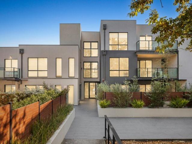 Stylish Low Maintenance Living Opposite Parklands