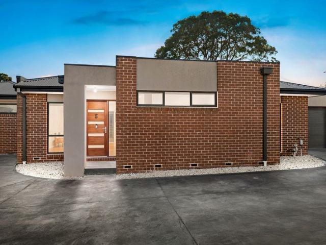 Stylish low maintenance living near the beach