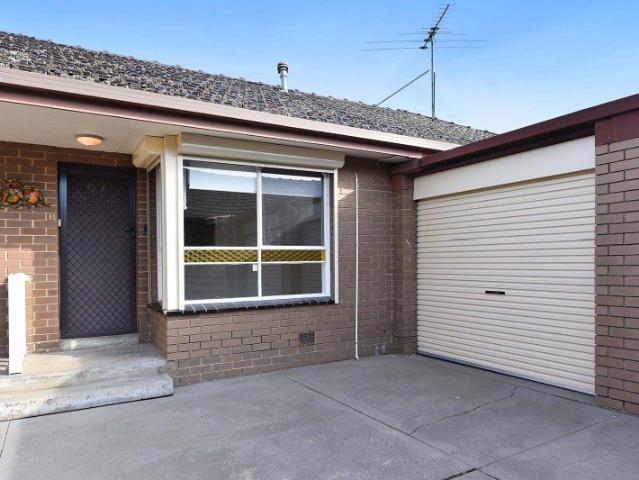 STYLISH, LOW MAINTENANCE LIVING STEPS FROM EDWARDES PARK LAKE