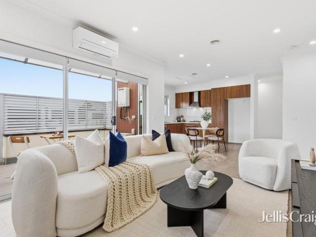 Stylish, low maintenance living with access via laneway, park at Jessie Street and walk down laneway