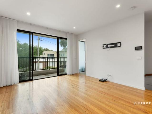 Stylish & Low Maintenance Living with Leafy Views
