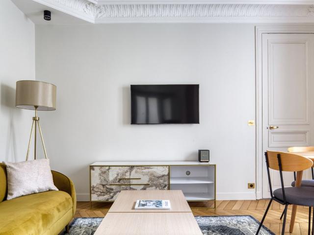 Stylish Paris Two Bedroom Ready to Move In!, Paris Amsterdam Apartments for Rent