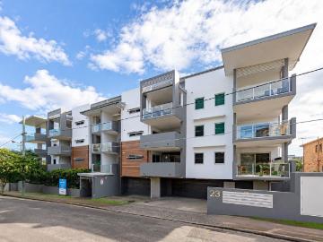STYLISH PARKSIDE APARTMENT MOMENTS FROM KEDRON BROOK!