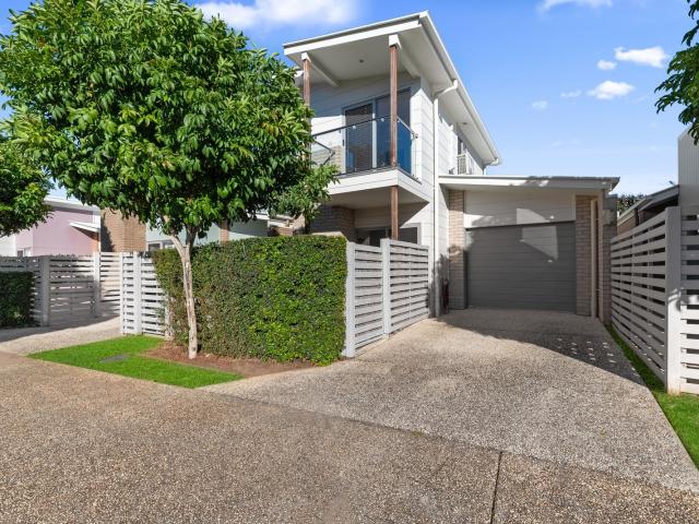 STYLISH PARKSIDE TOWNHOME IN SOUGHT AFTER ESSENCIA ESTATE