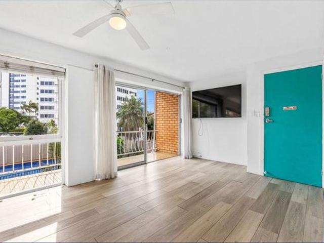 Stylish PARTLY FURNISHED Unit in the Heart of Surfers Paradise