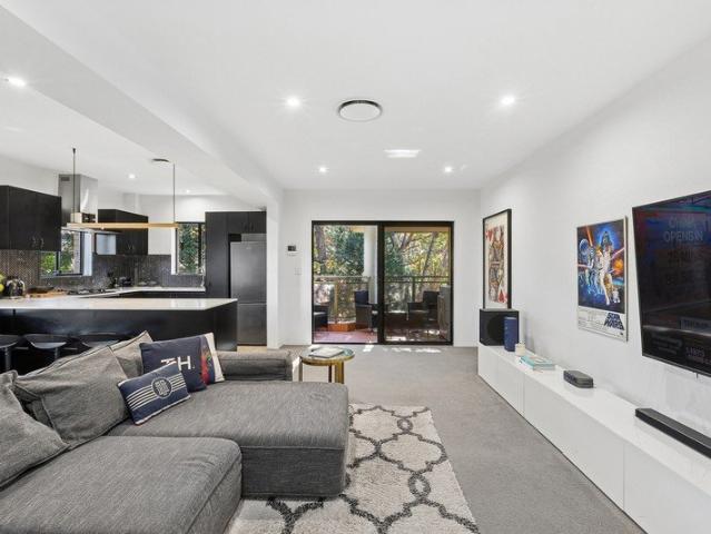 STYLISH & PEACEFUL DUAL LEVEL APARTMENT WITH NORTH FACING ASPECT