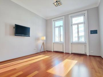 Stylish period apartment filled with light in a central location!