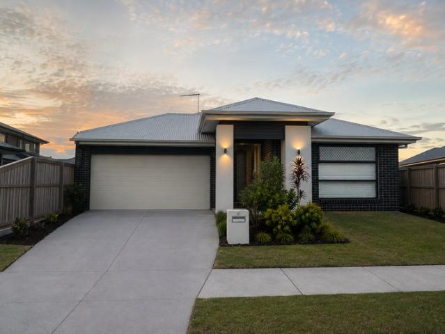 Stylish Plantation Home Just Moments from Capestone Lake