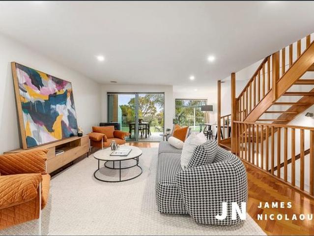 Stylish Port Melbourne Living in a Prime Location