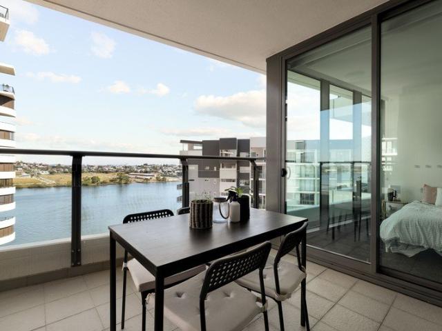 Stylish Portside Apartment with River Views