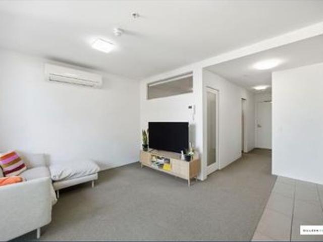 Stylish Prahran Living with a Sun Filled Balcony