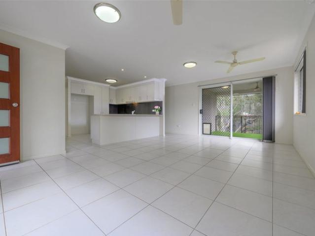 Stylish, Private 3 Bedroom Duplex with Solar and Outdoor Entertaining