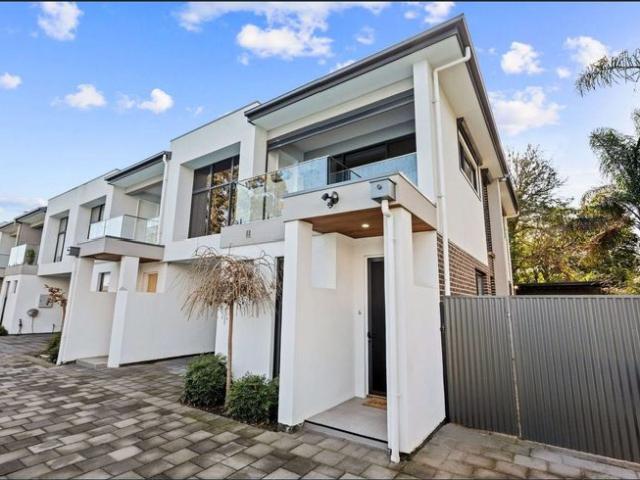 Stylish & Private 3 Bedroom Townhouse with Reserve Views