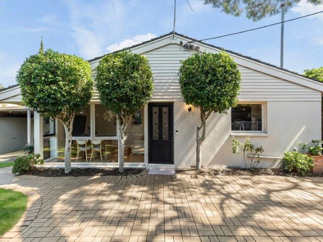 Stylish, Private & Wrapped in Garden Greenery