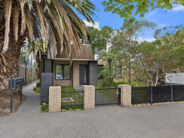 STYLISH REAR TOWN RESIDENCE IN AN UNBEATABLE ST KILDA LOCATION