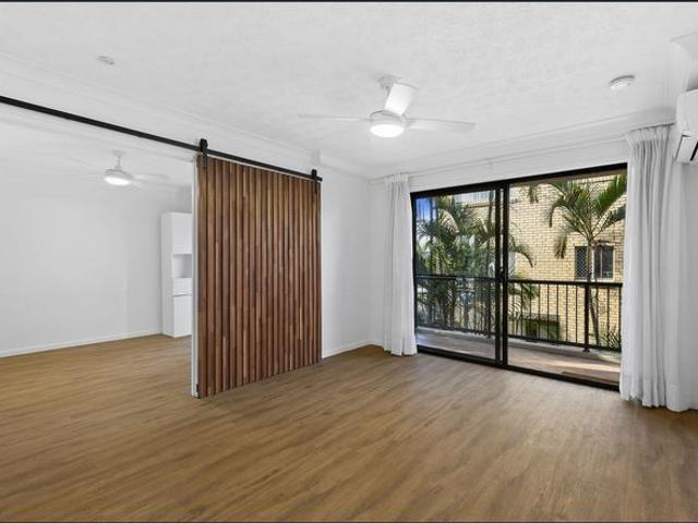 Stylish Renovated 1 Bedroom Unit in Central Southport