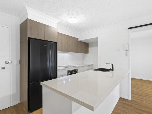 Stylish Renovated 1 Bedroom Unit in Central Southport