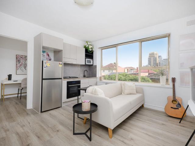 STYLISH RENOVATED APARTMENT WITH CITY VIEWS!