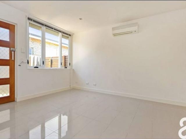Stylish Renovated Unit in Prime Location – Walk to Northland Water Usage Included!