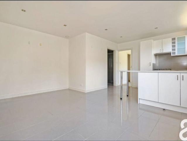 Stylish Renovated Unit in Prime Location – Walk to Northland Water Usage Included!